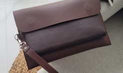 Clutch pria custom kulit sintetis untuk promosi plus embos logo