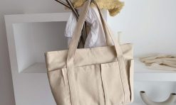 Tote bag bahan kanvas dengan banyak kantong sudah include sablon
