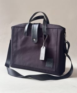 Tas slempang bahan kanvas dengan sekat kantong depan dan tali kulit