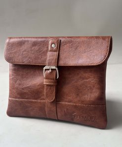 Clutch kulit dengan model penutup dengan debos logo